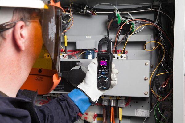 Klešťový multimetr s IR naváděním FLIR CM174 - obrázek 3